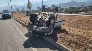 Takla atarak ters dönen otomobilin sürücüsü yaralandı