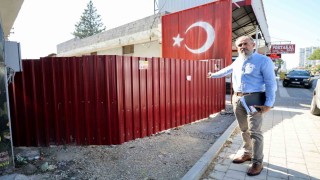 Tapulu arazim dedi, sokağın girişini kapattı