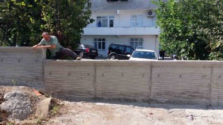 Tapulu arsam diyen vatandaşın beton duvarla kapattığı yol iş makinesiyle açıldı