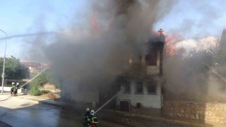 Tarihi külliyenin yanındaki metruk binada çıkan yangın korkuttu