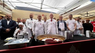 Tarihi Mısır Çarşısında 20 bin kişiye Aşure dağıtımı