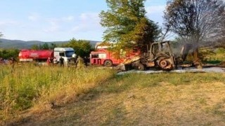 Tarlada ağaç sökümü yapan iş makinesi alev alev yandı