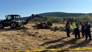 Tarlada devrilen traktörün altında kalan çift hayatını kaybetti