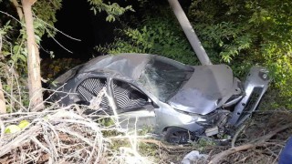 Tarlaya düşen otomobildeki 6 kişi yaralandı