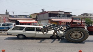 Tarsusta otomobil traktöre arkadan çarptı: 2 yaralı