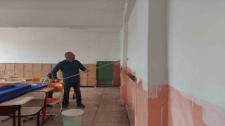 Tatil yerine okulu onarıyorlar