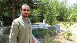 Tavşanlıda mezarlık içinde kendisini sevdiren karga şaşırttı