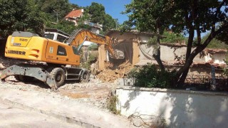 Tehlike saçan metruk binalar yıkıldı