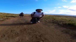 Tek teker ve atın nefes kesen yarışı