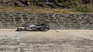 Tekeri patlayan motosiklet metrelerce sürüklendi