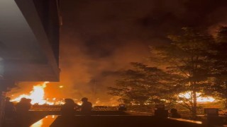 Tekirdağda metruk bina alev alev yandı