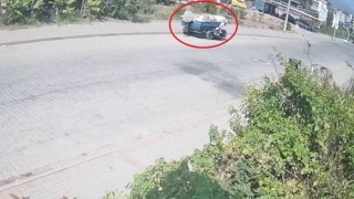 Tekne yüklü römorka çarpan motosikletli kaskı sayesinde hayatta kaldı