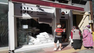 Tekstil mağazasındaki yangın, faciaya dönüşmeden söndürüldü