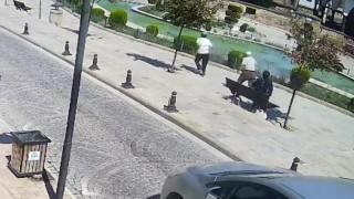 Telefon dolandırıcısı, yaşlı kadının paralarını alıp kaçtı: O anlar kamerada