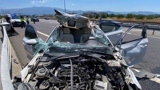 TEMde bariyere çarpan otomobilin tavanı koptu: 4 yaralı