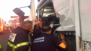 TEMde kamyon tıra arkadan çarptı: Yaralı sürücü sıkıştı