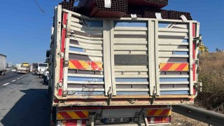 TEMde yolcu otobüsü kamyona çarptı: 1i ağır 7 yaralı