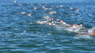 Termede açık su yüzme yarışması renkli görüntülere sahne oldu