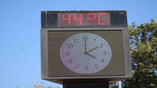 Termometre 44 dereceyi gösterdi, vatandaşlar sığınacak gölge aradı