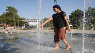 Termometreler 40 dereceyi gösterdi, vatandaşlar gölgeliklerde vakit geçirdi