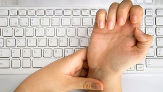 Tetik Parmak Hastalığı Günlük Yaşamı Zorlaştırıyor