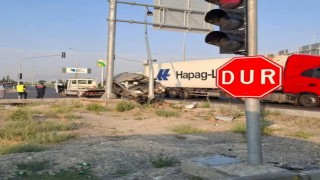 Ticari araç elektrik direğine çarptı: 7 yaralı