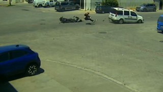 Ticari araçla çarpışan motosikletteki yolcu ve sürücü ağır yaralandı