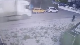 Tır, dorsesine takılı kalan hafif ticari aracı metrelerce sürükledi