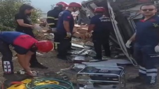 Tır Şarampole Devrildi, Sürücü Yaralı Kurtarıldı