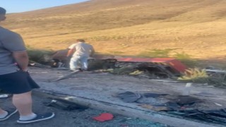 Tır ve minibüsün karıştığı zincirleme kazada can pazarı yaşandı