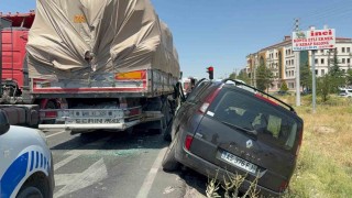 Tıra arkadan çarpan yabancı plakalı otomobil sürücüsü yaralandı