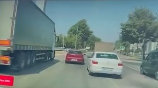 Tırın kör noktasında kalan otomobil, kullanılmaz hale geldi