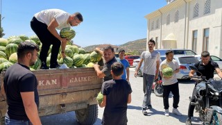 Tonlarca karpuzu satın alarak ücretsiz dağıttı