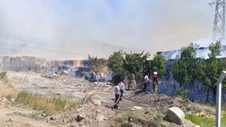 Torbalıda kağıt fabrikasındaki yangına müdahale sürüyor