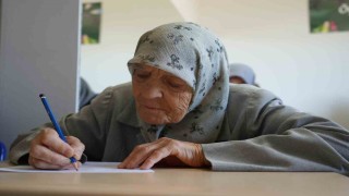 Torun sahibi ninelerin okumayı öğrenme azimleri imrendiriyor