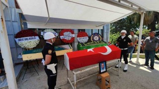 Trafik kazasında hayatını kaybeden polis ve ailesi toprağa verildi