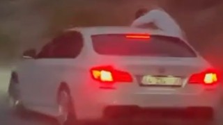 Trafikte camdan sarktı, sigara izmaritini yola attı