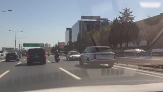 Trafikte ters yönde geri geri giden araç kamerada