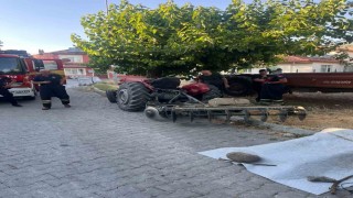 Traktör ağaca çarptı, sürücü hayatını kaybetti