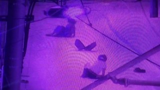 Tramvay durağına çarpan motosikletteki 2 kişi yaralandı