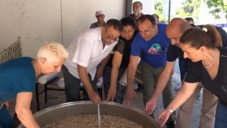 Tuncelide düzenlenen etkinlikte vatandaşlara aşure dağıtıldı