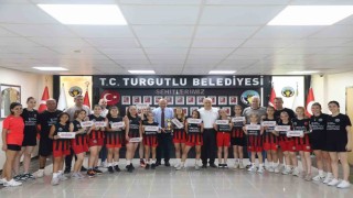 Turgutlu Belediyespor ikincilik kupasını Başkan Akınla paylaştı