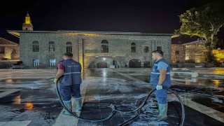Turistlerin uğrak yeri Sur ilçesi lavanta ve gül kokulu dezenfekte ile yıkandı
