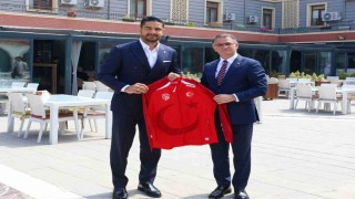 Türkiye Güreş Federasyonu Başkanı Taha Akgül, Van Valisi Ozan Balcıyı ziyaret etti