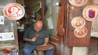 Türkü söyleyerek bakıra şekil veriyor