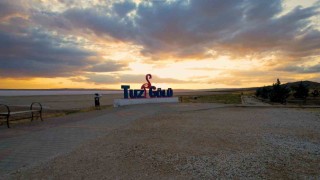 Tuz Gölünde mest eden gün batımı