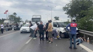 Tuzlada motosiklet yol kenarında bekleyen arızalı araca çarptı: 2 yaralı