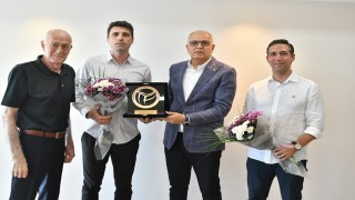 TVF Başkanı Üstündağdan, Umut Çakır ve Mert Karatopa plaket
