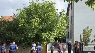 Üçüncü kattan düşen genç kadın ağır yaralandı