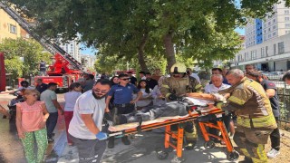 Ümraniyede binanın çatısında çıkan yangın yandaki binaya da sıçradı